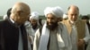 지난 1999년 9월 탈레반 대표단을 이끌고 파키스탄을 방문한 물라 모하마드 하산 아쿤드(가운데).