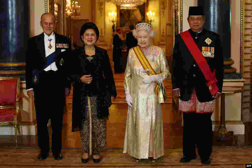 Ibu Ani Yudhoyono (kedua dari kiri) mendampingi Presiden Bambang Yudhoyono (kiri) dalam lawatan ke Inggris dan bertemu Ratu Inggris Elizabeth II (kedua dari kanan) dan Pangeran Phillip (kiri) di Istana Buckingham, 31 Okteober 2012. (Foto: Dan Kidwood/AFP)