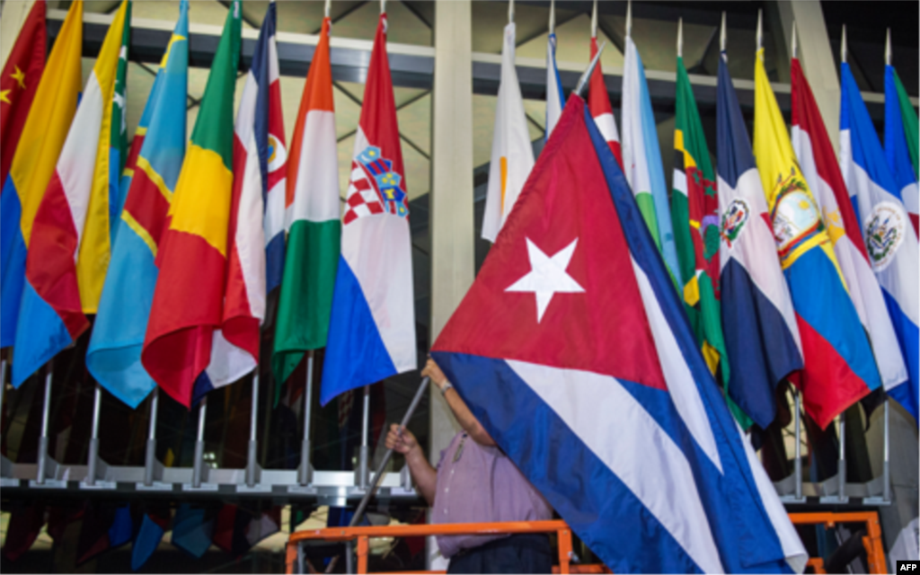 Le drapeau cubain flotte désormais parmi ceux d&#39;autres pays devant l&#39;entrée principale du Département d&#39;Etat américain, Washington, 20 juillet 2015