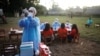 Diego Sánchez prepara una vacuna contra el COVID-19 durante una misión de los trabajadores de la salud a la selva amazónica para educar a las personas de la comunidad indígena Urarina sobre la enfermedad y ofrecer atención médica, en San Marcos, Perú, el 11 de octubre de 2021.