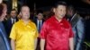 中国国家主席习近平身着巴布亚新几内亚红色民族服装前去参加APEC峰会领导人的集体合影。（2018年11月17日）