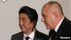 Perdana Menteri Bulgaria Boyko Borissov bersama Perdana Menteri Jepang Shinzo Abe sebelum pertemuan di Sofia, Bulgaria, 14 Januari 2018.