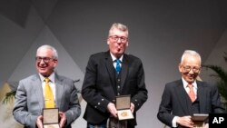 Joshua D. Angrist (dari kiri ke kanan), pemenang Nobel di bidang ilmu ekonomi, serta David W.C. MacMillan, pemenang Nobel di bidang Kimia, dan Syukuro Manabe, pemenang Nobel di bidang Fisika, berpose bersama dalam penyerahan hadiah di Washington, pada 6 Desember 2021. (Foto: AP/A