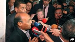 Le candidat et président intérimaire Moncef Marzouki s'adressant aux médias après avoir voté 