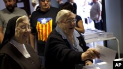 Wapiga kura wa Catalonia wakitumia haki yao