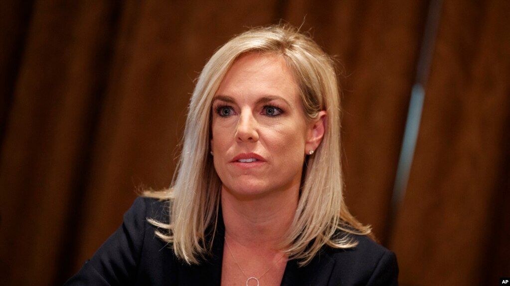 La secretaria de seguridad Nacional (DHS, por sus siglas en inglés), Kirstjen Nielsen señaló que el nuevo centro garantizará que los funcionarios "puedan fusionar los datos de inteligencia y aplicación de la ley de todo el gobierno en un solo lugar".