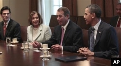 Le président Obama écoutant le président de la Chambre, le républicain John Boehner, lors d'une réunion à la Maison-Blanche