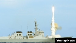 지난 2012년 6월 하와이 인근 해역에서 이지스함 전력 평가에서 한국 해군 율곡이이함이 SM-2 대공미사일을 발사하고 있다. (자료사진)