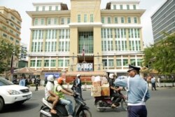 Heavy security in front of the Phnom Penh Municipal Court on January 16, 2020.(Malis Tum/VOA Khmer)