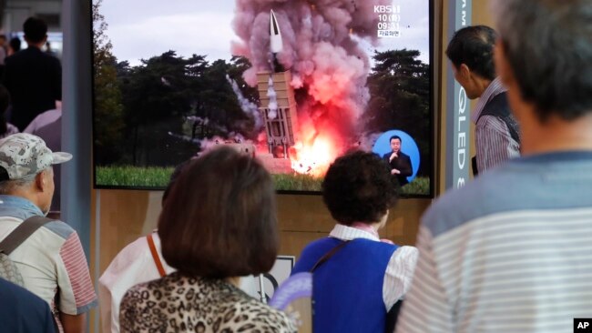 2019年9月10日人们在韩国首尔火车站观看新闻节目中朝鲜导弹发射飞行物的图像。
