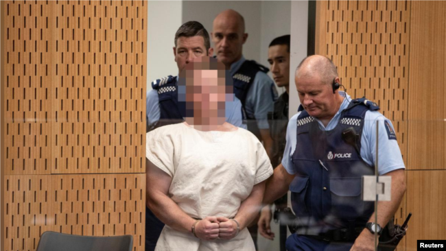 Nghi can xả súng ra tòa.