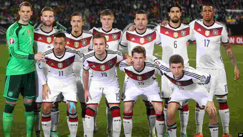 L&#39;équipe allemande pose devant un match de qualification du Groupe D Euro 2016 entre l&#39;Allemagne et Gibraltar à Nuremberg, en Allemagne, vendredi 14 novembre 2014.