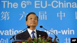 Chinese Prime Minister Wen Jiabao delivers a speech during the EU-China Summit meeting at the EU headquarters in Brussels, 6 Oct 2010