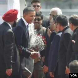 Presiden Barack Obama saat tiba di Mumbai, India hari ini, 6 November 2010.