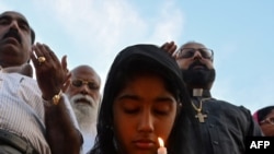 Un jeune chrétien pakistanais allume une chandelle en hommage aux victimes des attentats au Sri Lanka lors d'une veillée à Islamabad le 22 avril 2019
