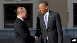 Russia's President Vladimir Putin, left, shakes hands with U.S. President Barack Obama during arrivals for the G-20 summit at the Konstantin Palace in St. Petersburg, Russia, Sept. 5, 2013. 