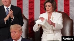 Nancye Pelosi azali kopasola lisikulu lya Donald Trump na Congrès, Washington, 4 février 2020.