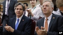 U.S. Deputy Secretary of State Antony Blinken, center, during a visit to Vietnam National University in Hanoi, Vietnam, April, 21, 2016. 