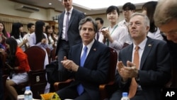 U.S. Deputy Secretary of State Antony Blinken, center, during a visit to Vietnam National University in Hanoi, Vietnam, April, 21, 2016. Blinken on Thursday questioned China's intentions with its massive land reclamation project in the South China Sea dur