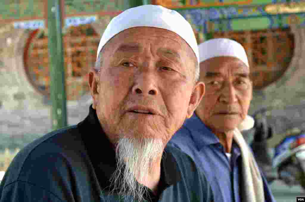 Seventy-four year old villager Na remembers when Na Jia Hu was almost torn down during the Cultural Revolution, but was saved because elderly villagers resisted and the mosque was being used as a copper factory at the time. (Stephanie Ho/VOA)