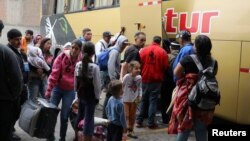 Migrantes venezolanos llegan a Lima procedentes de la norteña ciudad de Tumbes, fronteriza con Ecuador, el miércoles, 22 de agosto de 2018. 