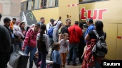 Migrantes venezolanos llegan desde la ciudad norteña de Tumbes, frontera con Ecuador, a la terminal de buses en Lima, Perú, 22 de agosto de 2018.