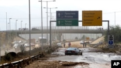 Des voitures abandonnées sur l'autoroute, après les inondations qui ont tuées plus de 20 personnes, à Skopje, Macédoine, le 7 août 2016.