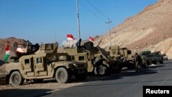 Peşmerge'ye ait askeri araçlar Sincar Dağı yakınında beklerken