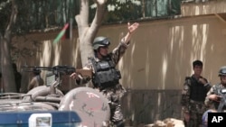 သမ္မတနန်းတော်အဝင် စစ်ဆေးဂိတ်မှာ အာဖဂန်လုံခြုံရေး တပ်ဖွဲ့တွေ စုံစမ်းစစ်ဆေးနေစဉ် (၂၅ ဇွန် ၂၀၁၃)
