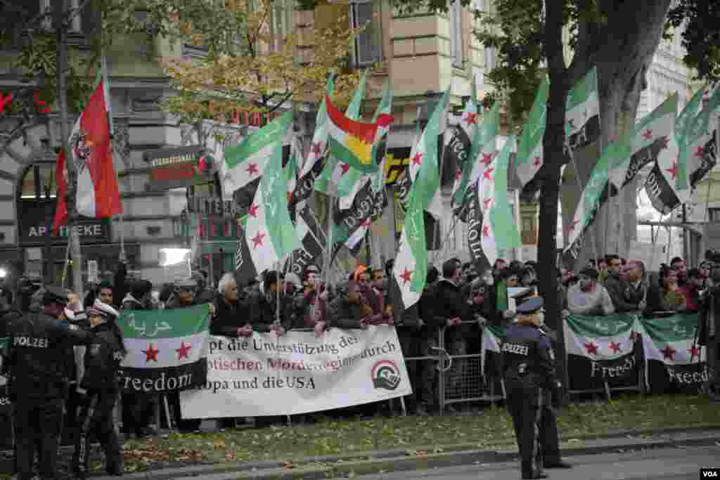 مخالفان دولت بشار اسد همزمان با برگزاری کنفرانس صلح سوریه در وین راهپیمایی کردند.