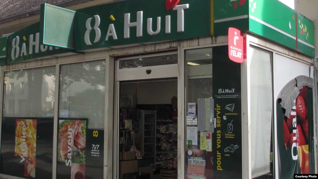 8 à HuiT theo mô hình 7-Eleven của Mỹ.