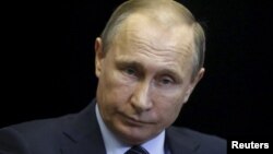 Presiden Rusia Vladimir Putin mengatakan jatuhnya pesawat tempur Rusia merupakan tikaman dari belakang oleh para pendukung teroris (24/11).