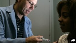 Patient receives HPV vaccine in Chicago (2006 photo)