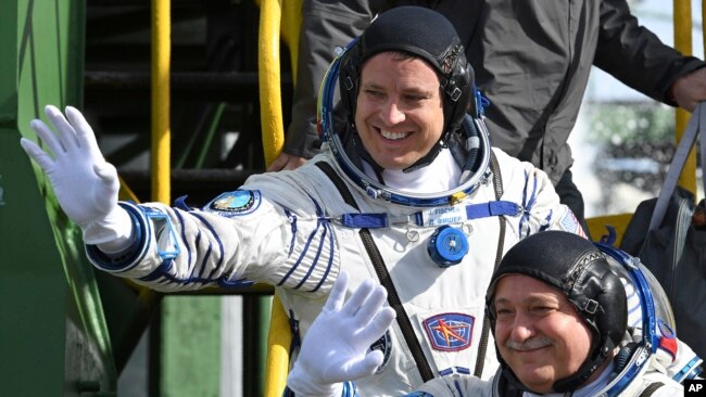 El astronauta estadounidense Jack Fischer (izquierda) y el cosmonauta Fyodor Yurchikhin antes de su lanzamiento hacia la Estación Espacial Internacional.