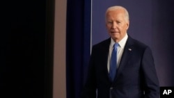 Predsjednik SAD Joe Biden dolazi na konferenciju za novinare na samitu NATO-a u Washingtonu (Foto: AP/Jacquelyn Martin)