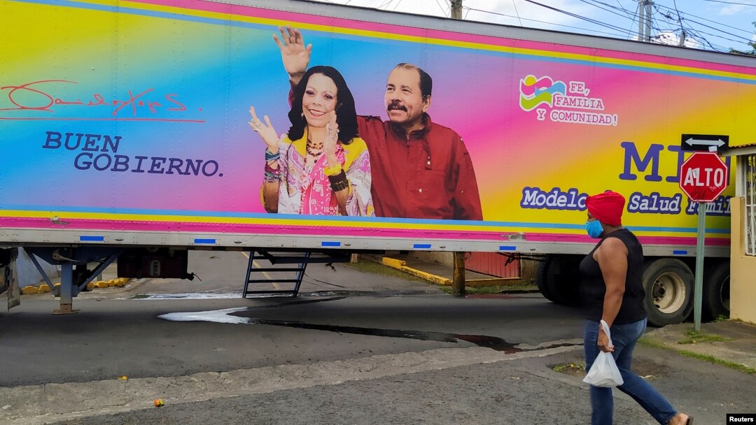 Una valla gigante del presidente nicaragüense Daniel Ortega y la vicepresidenta Rosario Murillo anuncia el comienzo de la campaña electoral para las presidenciales de Nicaragua, en Managua, la capital el 25 de septiembre de 2021.