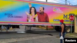 Una valla gigante del presidente nicaragüense Daniel Ortega y la vicepresidenta Rosario Murillo anuncia el comienzo de la campaña electoral para las presidenciales de Nicaragua, en Managua, la capital el 25 de septiembre de 2021.