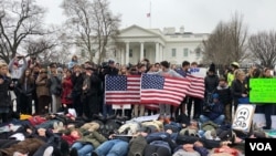 Decenas de jóvenes llegan hasta la Casa Blanca, el lunes 19 de febrero, para exigir un mayor control de armas. La protesta general organizada por alumnos de la escuela donde ocurrió el último tiroteo en Florida se realizará el próximo 24 de marzo. 