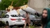 Xe của cư dân bị hư hại do lốc xoáy quét qua vùng Slidell, Louisiana, ngày 10/4/2024.