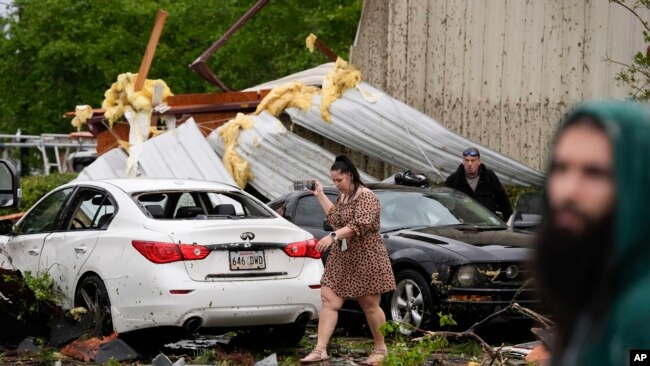 Xe của cư dân bị hư hại do lốc xoáy quét qua vùng Slidell, Louisiana, ngày 10/4/2024.