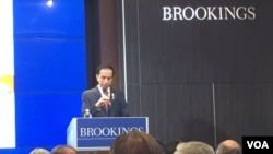 Presiden Joko Widodo berbicara di lembaga Brookings Institution di Washington, DC (27/10). (VOA Indonesia)