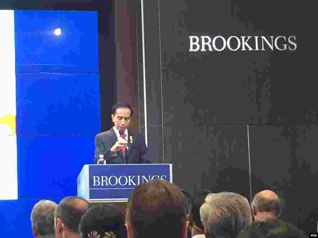 Presiden Joko Widodo berbicara di lembaga Brookings Institution di Washington, DC (27/10). (VOA/Priyo Pujiwasono)