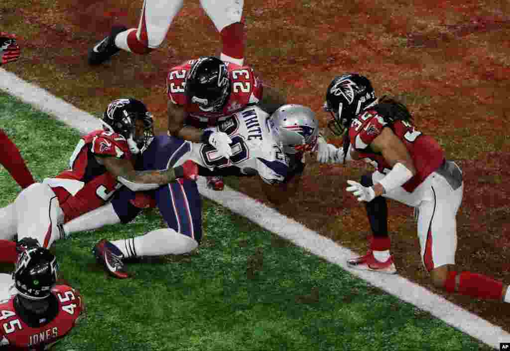 Pertandingan antara tim New England Patriots dan Texas Falcons pada Super Bowl 51.