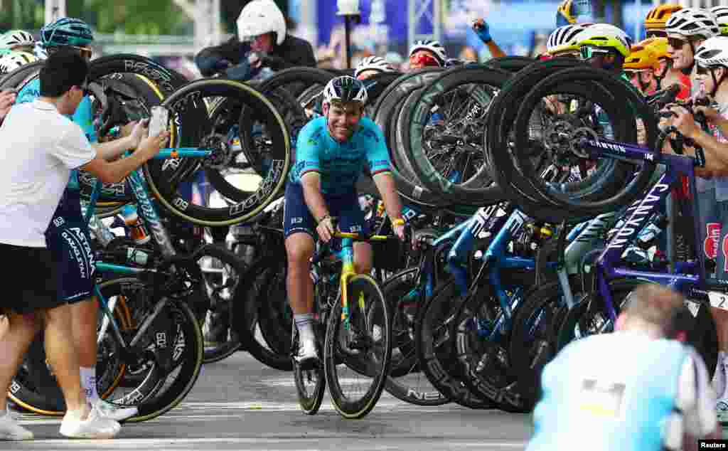 Cyclists honor Astana Qazaqstan Team&#39;s Mark Cavendish to mark his retirement before the start of the third Tour de France Singapore Criterium race in Singapore.