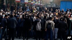 Para mahasiswi di Teheran pada Sabtu (10/8) meneriakkan "pergi" ketika Presiden Iran Ebrahim Raisi mengunjungi kampus mereka dan mengecam para demonstran yang marah akan kematian seorang perempuan dalam tahanan polisi. (Foto: AP)