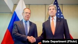 Ruski šef diplomatije Sergej Lavrov i američki državni sekretar Džon Keri tokom susreta u Minhenu