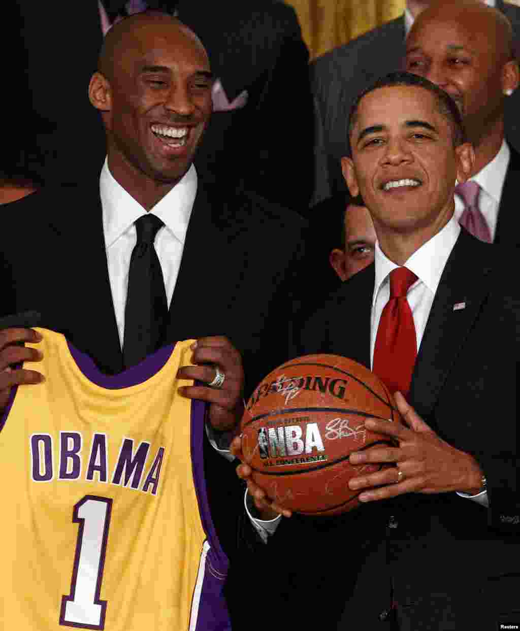 Kobe Bryant e Presidente Barack Obama a 25 de janeiro 2010, durante cerimónia de homenagem aos campeões LA Lakers, na Casa Branca, em Washington DC. Foto:REUTERS/Jim Young