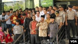 Prabowo Subianto dan Hatta Rajasa, didampingi Ketua KPK Abraham Samad usai melaporkan harta kekayaannya ke KPK. (VOA/Andylala Waluyo)