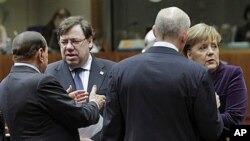 From left to right, Italy's Prime Minister Silvio Berlusconi, Irish Prime Minister Brian Cowen, Greek Prime Minister George Papandreou and German Chancellor Angela Merkel share a word during an EU summit in Brussels, Dec 16, 2010