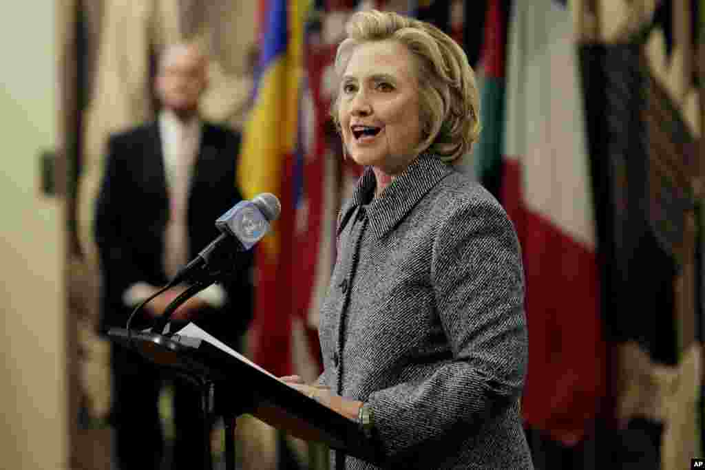 Hillary Rodham Clinton menjawab pertanyaan pada konferensi pers di PBB (10/3), terkait penggunaan alamat surat elektronik peribadi untuk keperluan tugas sebagai menteri luar negeri, yang ia sebut hanya masalah kenyamanan saja. (AP/Richard Drew)